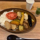 淡路町 パウえる808神田店 26#066 八百屋さん経営の新鮮野菜素揚げ大量トッピングのスパイスカレー