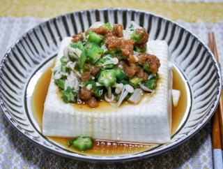 食がすすんでボリュームあり「オクラとエノキの梅ポン酢冷奴」