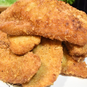 豚もも肉で山盛りとんかつ