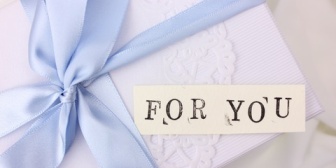 彼女の誕生日が1ヶ月後なので、プレゼントは相手が欲しいものを聞くべきか？