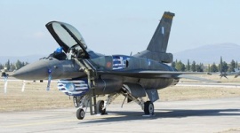 ギリシャ空軍のF-16がトルコ領内の飛行場に強制着陸、ATMで金をおろして退却