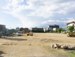 岩船小学校のグラウンドで改修工事が行われてる
