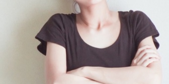 4人掛けの電車の座席に座っていたら前に座っている学生の女の子が縫い物をしていたんだけど、電車で針使うとか怖くない？