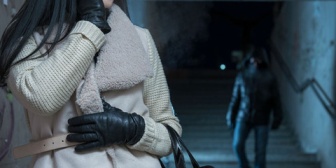 数年前、新婚旅行先で襲われて何とか逃げてこれたけど夫の方がトラウマになってしまい、あれ以来夜道を歩かせてくれなくなった…