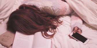 普段は毎晩通話しながら寝て、朝までつなぎっぱなし。そんな彼氏が泊まりの出張で2日帰ってこない日があったんだけど…