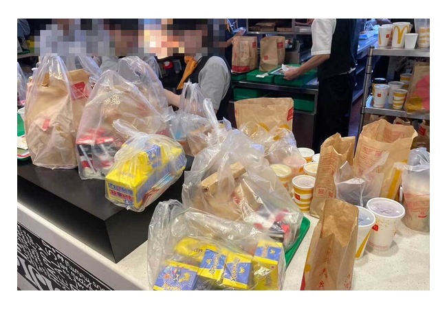 【悲報】「小学生泣いてた」外国人がハッピーセット買い占め…マクド杜撰対応に現役クルーも苦言