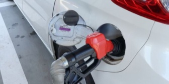 友人を車に乗せていて給油するためにセルフのガソリンスタンドに寄ったんです。普通に給油して戻ると「怖かったら俺がやってあげたのに」と言われて意味がわからなかった