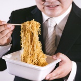 【衝撃】ペヤングの会社の人「やべぇ…G混入したンゴ…」→！