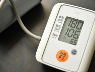 【呆然】医者「薬飲んで血圧下げろ！」ネット「血圧を気にしてる人は頭が悪い、実は血圧が高くてもそんなに問題ない」⇒結果！