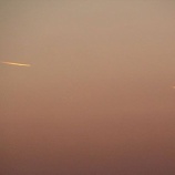 『夕焼け空に飛行機雲』の画像