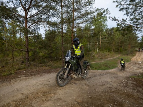 ドイツ連邦軍、オートバイ訓練で安全性、技術、運転技術を取得！