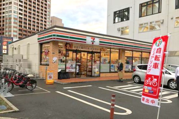 セブンイレブン、1000店にシェア自転車5000台 ソフトバンクと連携