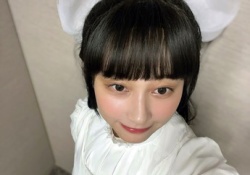 【速報】日向坂OG、カードを見せるふりをして無修正の太ももをガッツリ見せつけてしまう