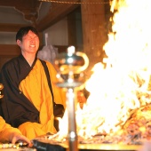 今年の高飛びを誓う！新井監督の護摩行