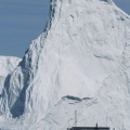 グリーンランドの沿岸村の１メートル先まで巨大な氷山が接近…緊張感高まる村の住民たち