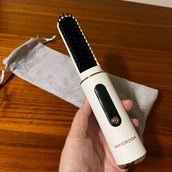 超軽量！コンパクトなブラシ型コードレスヘアアイロン