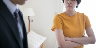 俺は休みで嫁は仕事。嫁がスマホ忘れたのに気付いたが…「まぁいいか」とそのまま放置したら…最悪の日に。