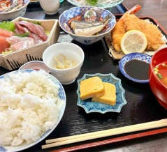 石川県金沢市二口町にオープンした『魚定食 魚魚（うおうお）』で『刺身定食 彩』『魚魚定食』食べてみた。