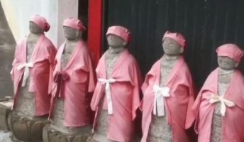 【オカルト動画】お地蔵さんの前で浮く石の映像が話題に、これマジで解明不可能だろ