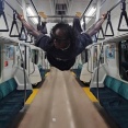 世界陸上で来日のカメルーン人選手が電車で「つり革体操」の迷惑行為で物議　選手は謝罪