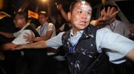 中国高官が台湾訪問 → ペンキが飛ぶ激しい抗議に遭い一部日程中止