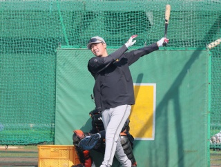 【朗報】坂本勇人さん、若い頃の足上げフォームに戻り快音連発