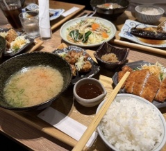 外国人「日本は危険な場所だ、店に入ると美味しい食事が出てくるんだ」