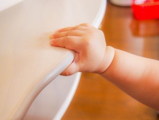 娘が1歳9ヶ月になるけど、2ヶ月半早く生まれた影響か、今はやっとつかまり立ちを始めたくらいだ。