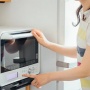 『ずぼら飯』『ずぼら調理』が流行っている中、カップ麺を容器ごと電子レンジで温める人が出てきて。案の定爆発し電子レンジそのものを破損させてしまう…