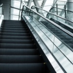 初めて日本来た外国人「日本人は全員エスカレーターで右に寄ってるぞwww🤣」→3日後