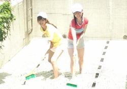 【画像】佐藤楓と阪口珠美が太もも丸出しでプールお掃除！　いいね～ｗ【乃木坂46】