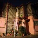 夜散歩のススメ5220「ギザギザな木造建物ヨコガオ」