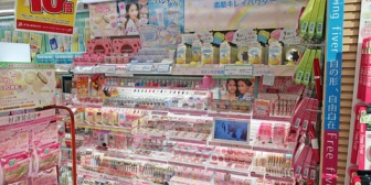 【え…】ドラックストアのテスターでフルメイクする人を初めて見た…。しかも結構美人で上品な雰囲気の方なだけに衝撃だった