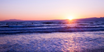 「初日の出を見に行く」と言う妻が、起こしても起きない…これで既に3年目。