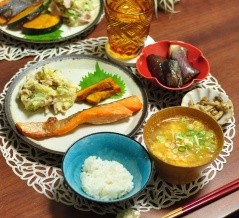 銀鮭とポテトサラダで晩ごはんと50代＆60代夫婦の実のない会話