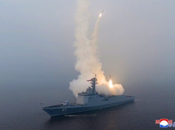 北朝鮮、5千トン級ミサイル駆逐艦「崔賢」で海上試射…金正恩総書記が視察し就役前の性能確認！