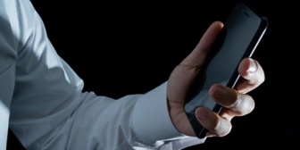 【職場恋愛】無用の用事もないのにLINEを送れない状況…