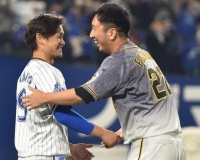 【阪神】藤川　横浜でも惜別セレモニー　一塁ベンチ前で大和と抱擁