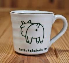 ふりむきヤギの可愛いマグカップ