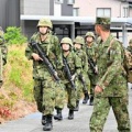 【平和な風景が破壊されつつ】石川で陸自が小銃携行し市街地で行進訓練