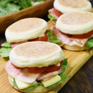結構ボリューミー♪イングリッシュマフィンBLT