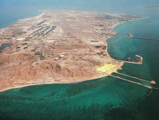 トランプ米大統領、イラン原油輸出拠点のカーグ島を爆撃、軍事目標を完全に破壊…経済の生命線！