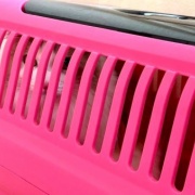 メルちゃん、バッグを持ってお出かけですか？