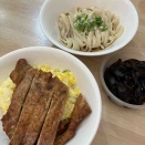 巢飯でチャーハンを食べる