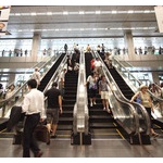 通勤ラッシュの時間にわざとエスカレーターふさいで社畜共を電車に乗り遅れされるの楽しすぎワロタｗｗｗｗｗ