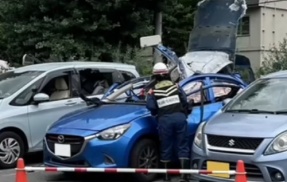 【恐怖】ドラッグストアの駐車場で突然車が爆発！フロントガラスが吹き飛び、屋根はめくれあがる。原因は…