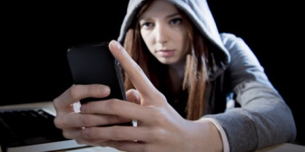 警察署へ落とし物を受け取りに行って帰ろうと振り向いたら知らない女にいきなり工具のようなもので殴られた。まさか警察署内で暴行受けるとは思わなかったよ