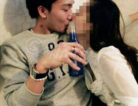 桃田クン 歳上スナックママとキス写真