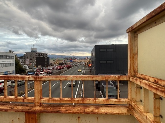 【ヌマヅで歩道橋にヌマる。】うむ。しぶい。ここもじつに渡りたくなる歩道橋である。きょう3/15(日)夕方の国１にある天神ヶ尾歩道橋。（沼津市東熊堂）