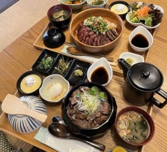 どっちも食べたい！期間限定牛ひつまぶしvs定番人気ステーキ丼！「黒べぇさん」